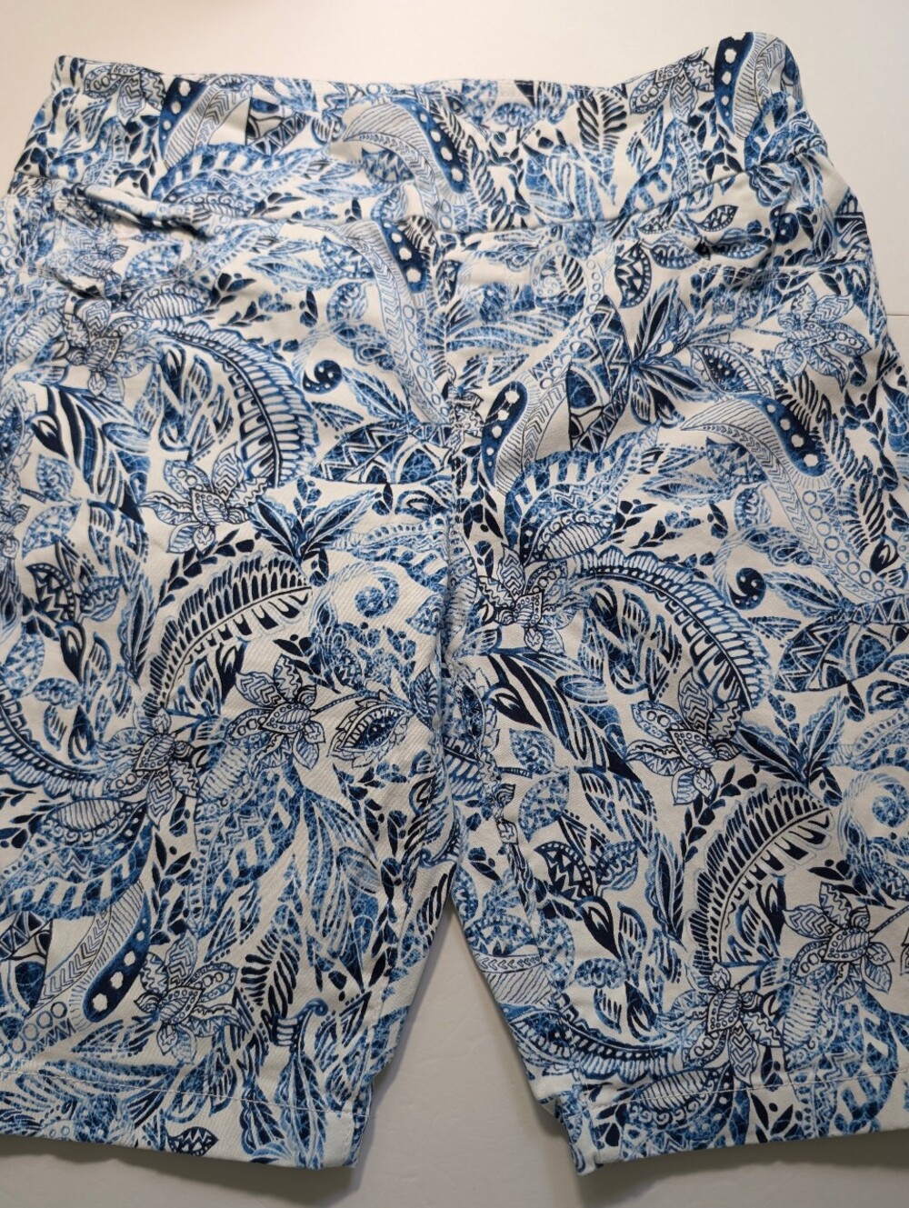 Gloria Vanderbilt Amanda Blue & White Tropical Print Bermuda Pull On Shorts 12 - Picture 2 of 6